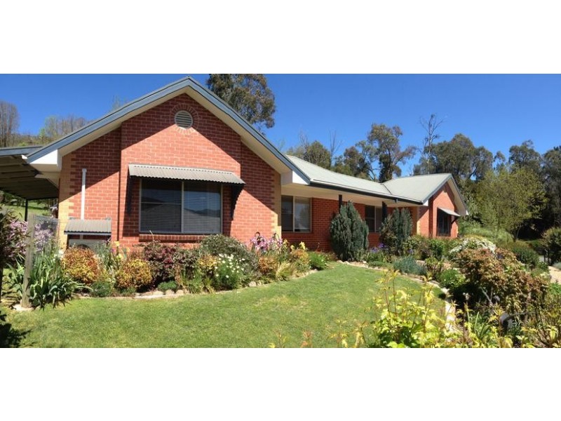 8 Lachlan Court, Bright VIC 3741