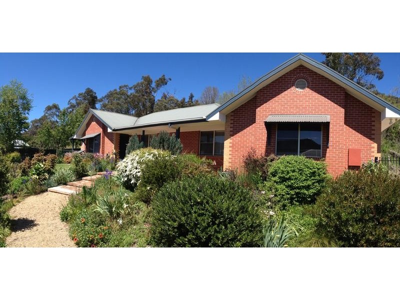 8 Lachlan Court, Bright VIC 3741