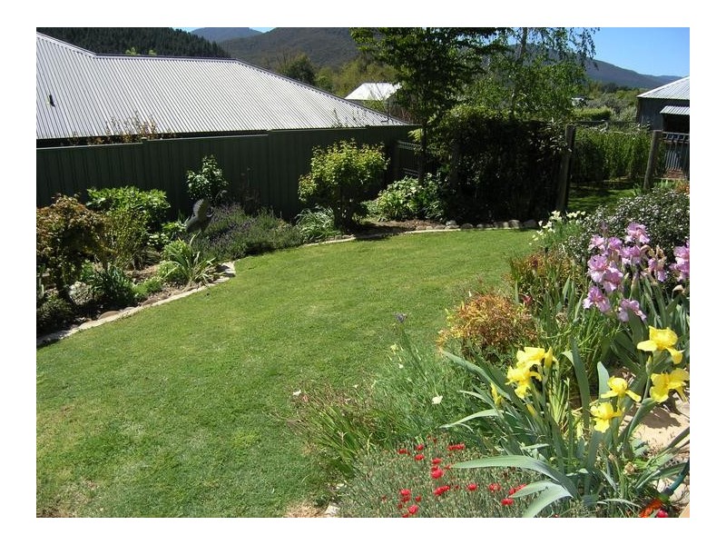 8 Lachlan Court, Bright VIC 3741