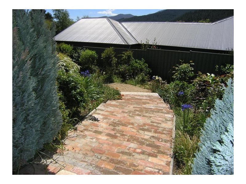 8 Lachlan Court, Bright VIC 3741