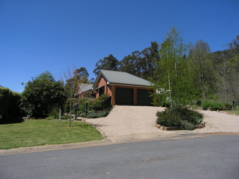 8 Lachlan Court, Bright VIC 3741