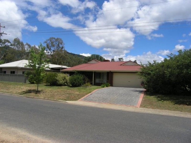 9 Hawthorn Lane, Bright VIC 3741