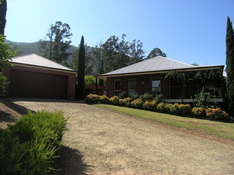 6 Clarkes Road, Wandiligong VIC 3744