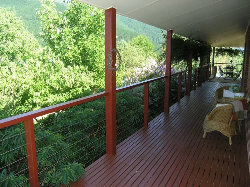 6 Clarkes Road, Wandiligong VIC 3744