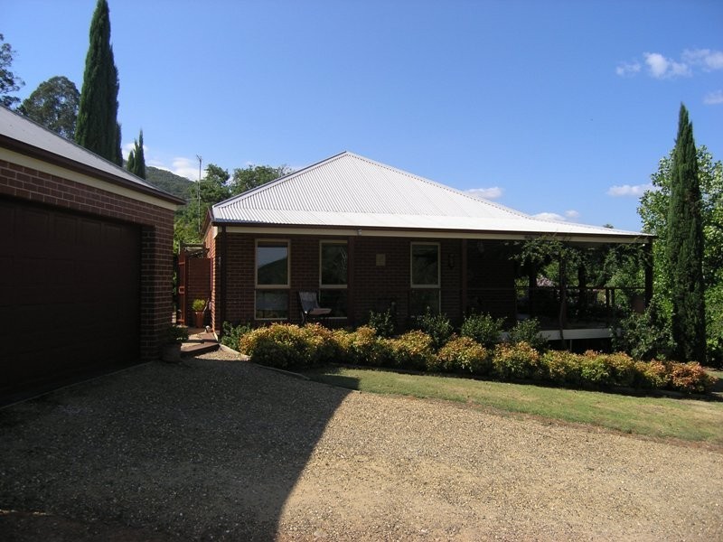 6 Clarkes Road, Wandiligong VIC 3744