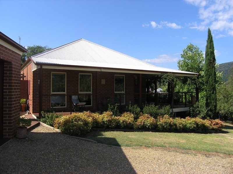 6 Clarkes Road, Wandiligong VIC 3744