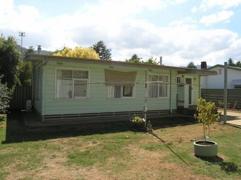 6 Brooks Street, Bright VIC 3741