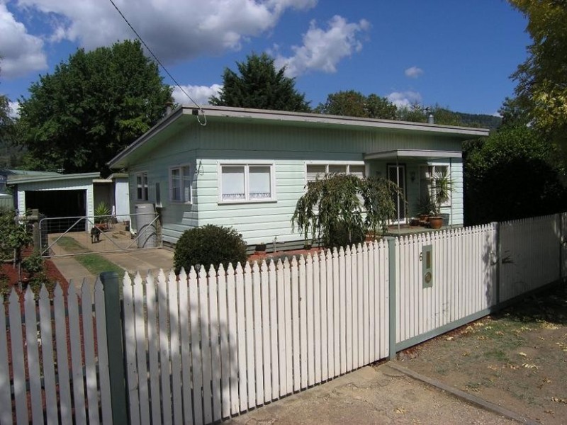6 Brooks Street, Bright VIC 3741
