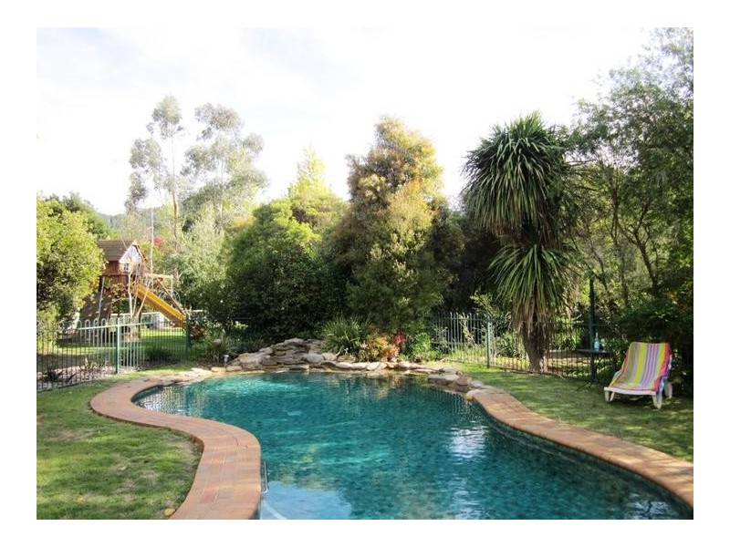 23 Ashwood Ave, Bright VIC 3741