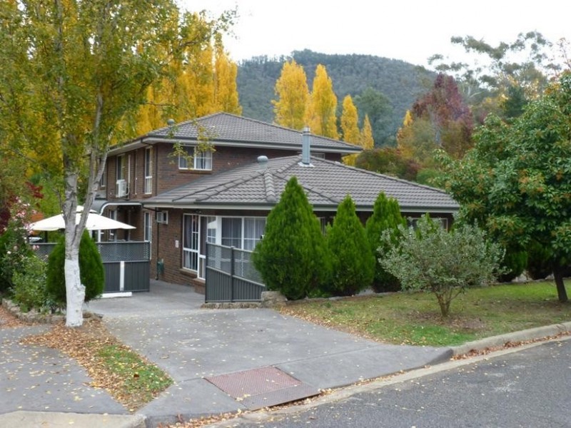 20 Showers Avenue, Bright VIC 3741