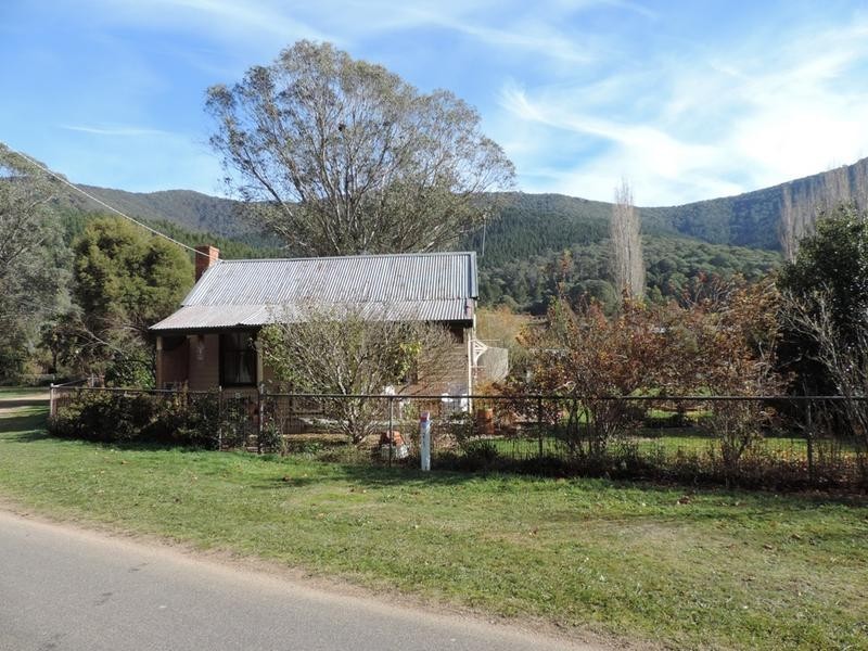 42 Centenary Ave, Wandiligong VIC 3744