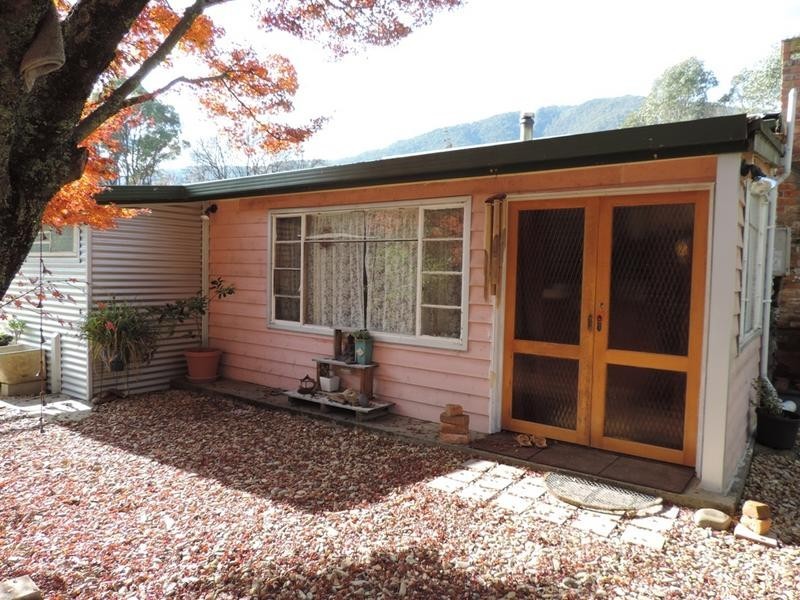 42 Centenary Ave, Wandiligong VIC 3744