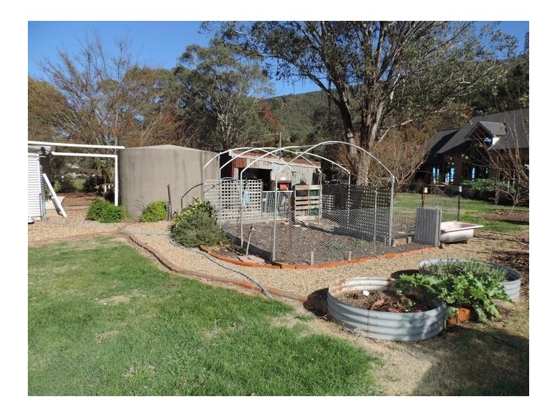 42 Centenary Avenue, Wandiligong VIC 3744