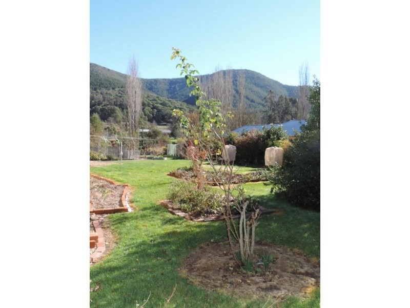 42 Centenary Avenue, Wandiligong VIC 3744