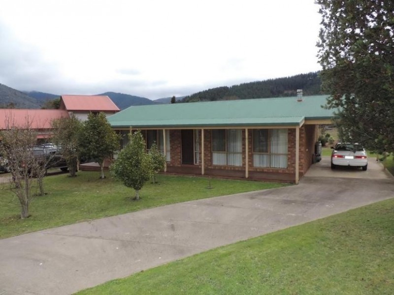 17 Lumley Drive, Bright VIC 3741