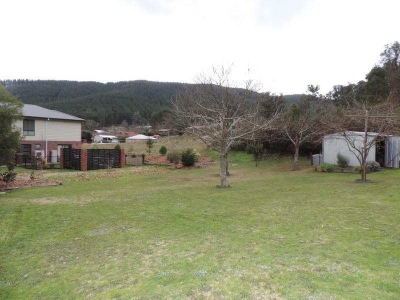 17 Lumley Drive, Bright VIC 3741