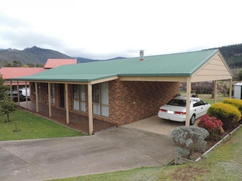 17 Lumley Drive, Bright VIC 3741