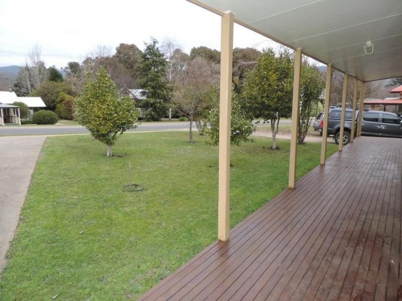 17 Lumley Drive, Bright VIC 3741