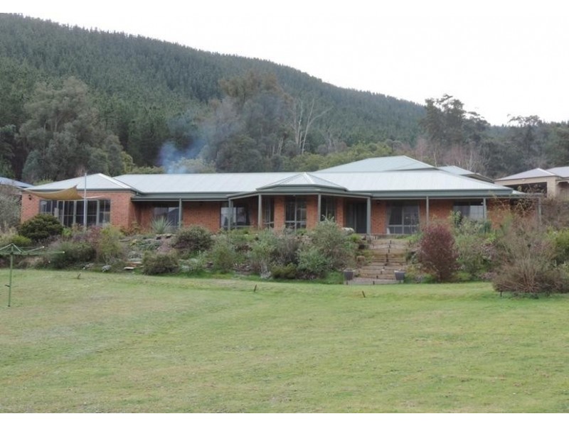 24 Norman Court, Bright VIC 3741