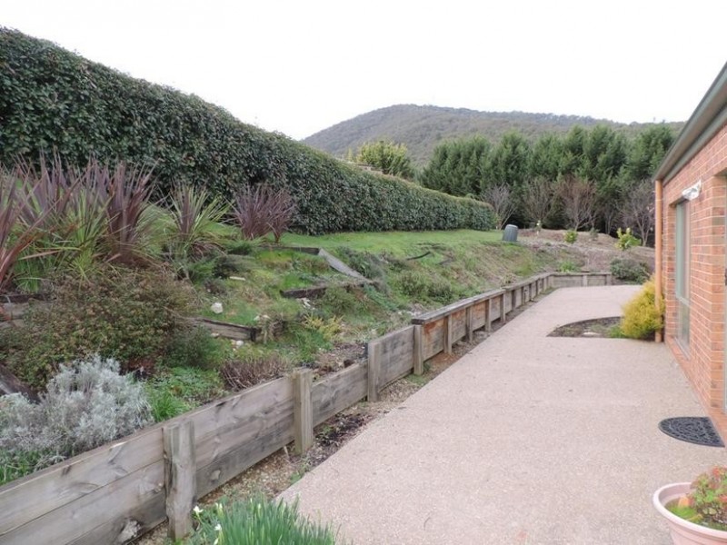 24 Norman Court, Bright VIC 3741