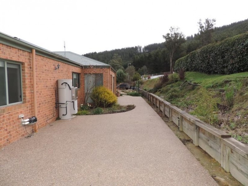 24 Norman Court, Bright VIC 3741