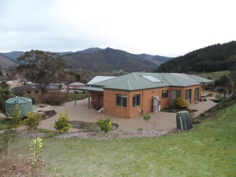 24 Norman Court, Bright VIC 3741