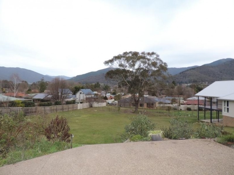 24 Norman Court, Bright VIC 3741