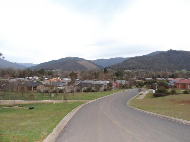 24 Norman Court, Bright VIC 3741