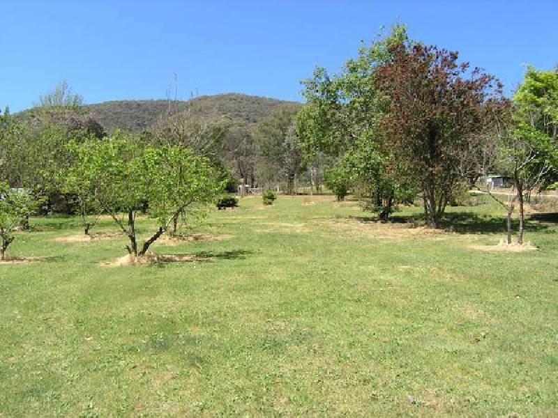 137 School Rd, Wandiligong VIC 3744