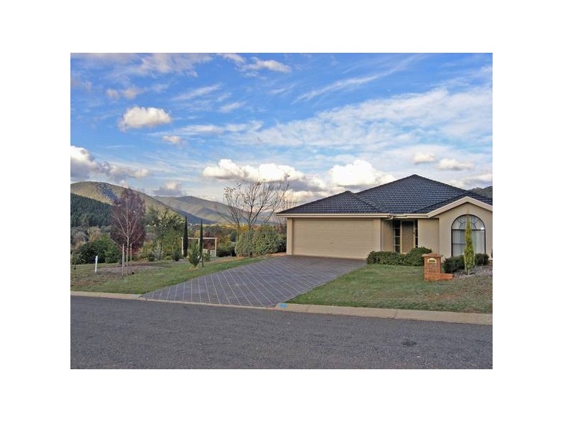 Nazife Crt, Bright VIC 3741