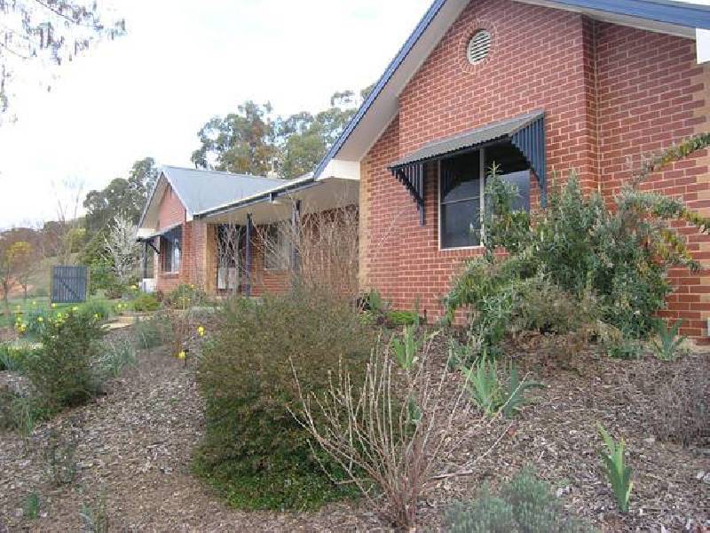 8 Lachlan Crt, Bright VIC 3741