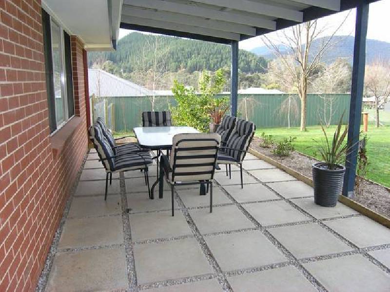 8 Lachlan Crt, Bright VIC 3741