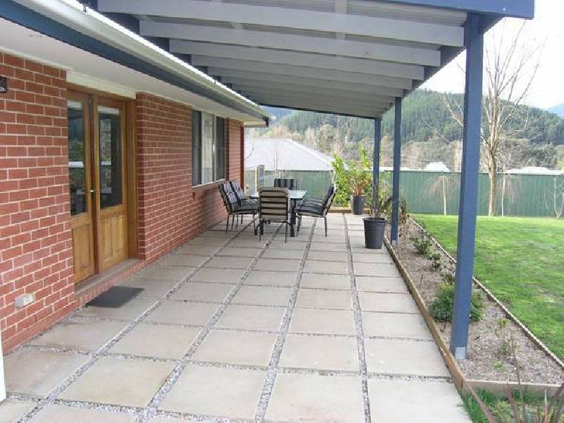 8 Lachlan Crt, Bright VIC 3741