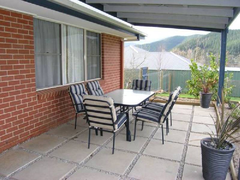 8 Lachlan Crt, Bright VIC 3741