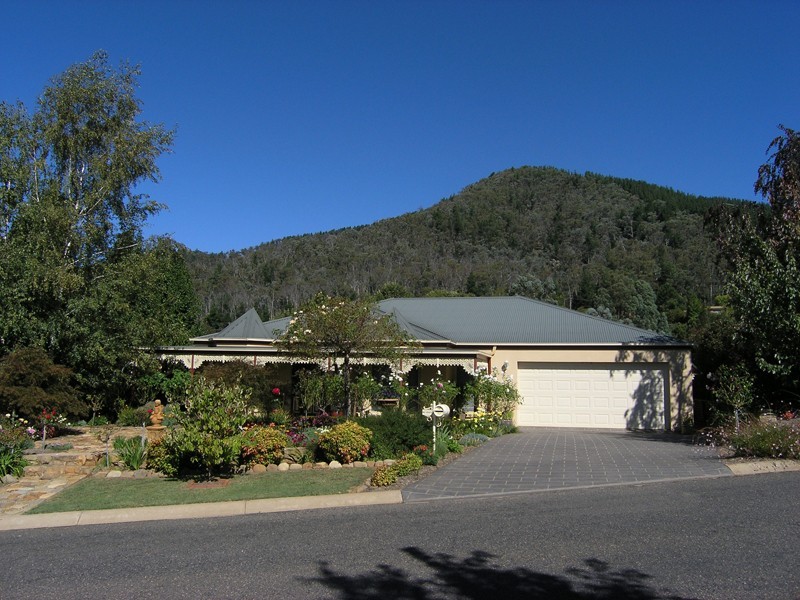 12 Walnut Grove, Bright VIC 3741