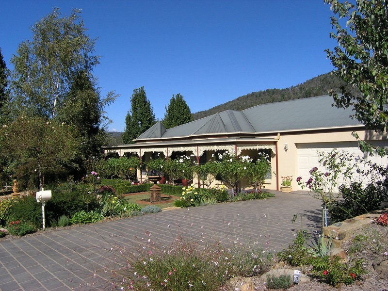12 Walnut Grove, Bright VIC 3741