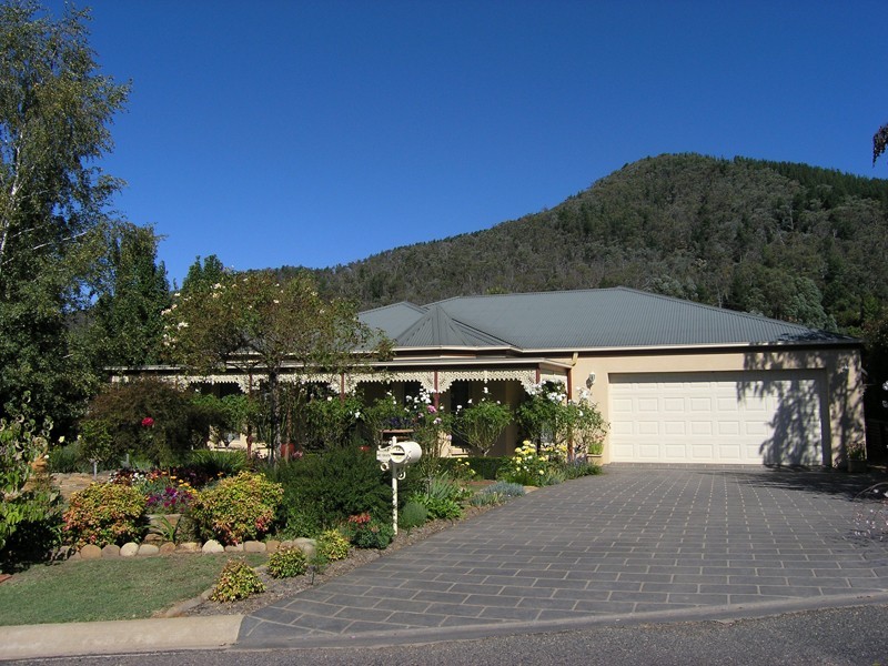 12 Walnut Grove, Bright VIC 3741