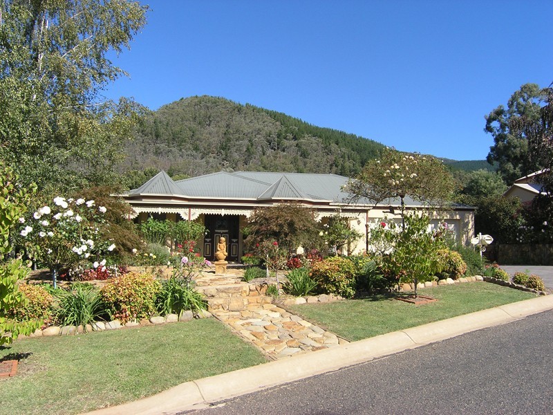 12 Walnut Grove, Bright VIC 3741