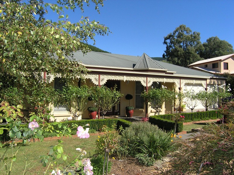12 Walnut Grove, Bright VIC 3741