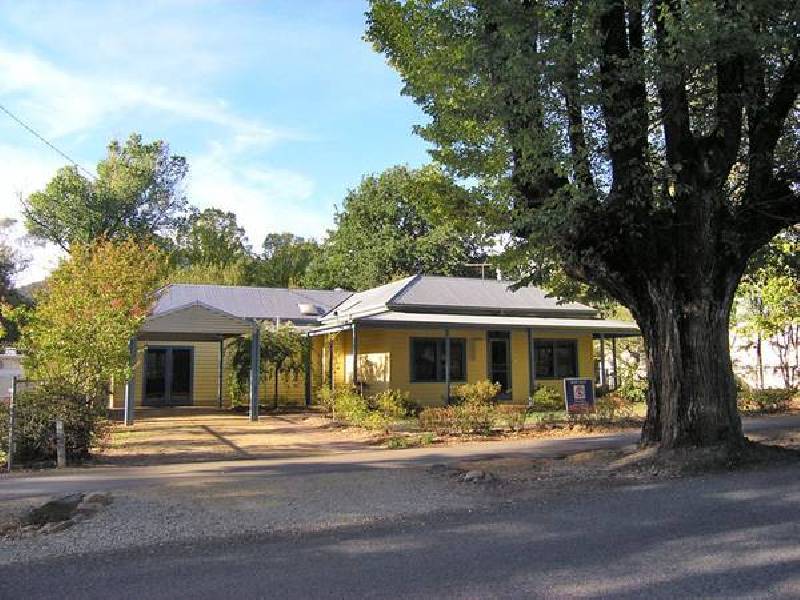 15 Cobden St, Bright VIC 3741