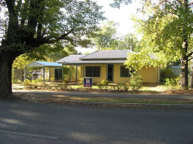 15 Cobden St, Bright VIC 3741