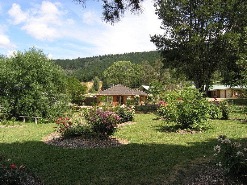 17 Mount Porepunkah Rd, Bright VIC 3741