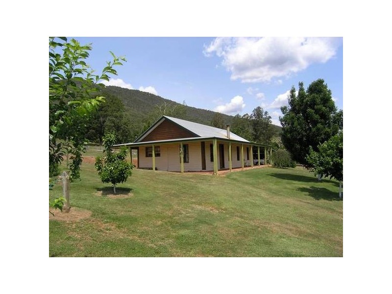 21 School Rd, Wandiligong VIC 3744