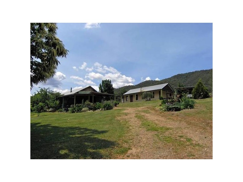 21 School Rd, Wandiligong VIC 3744