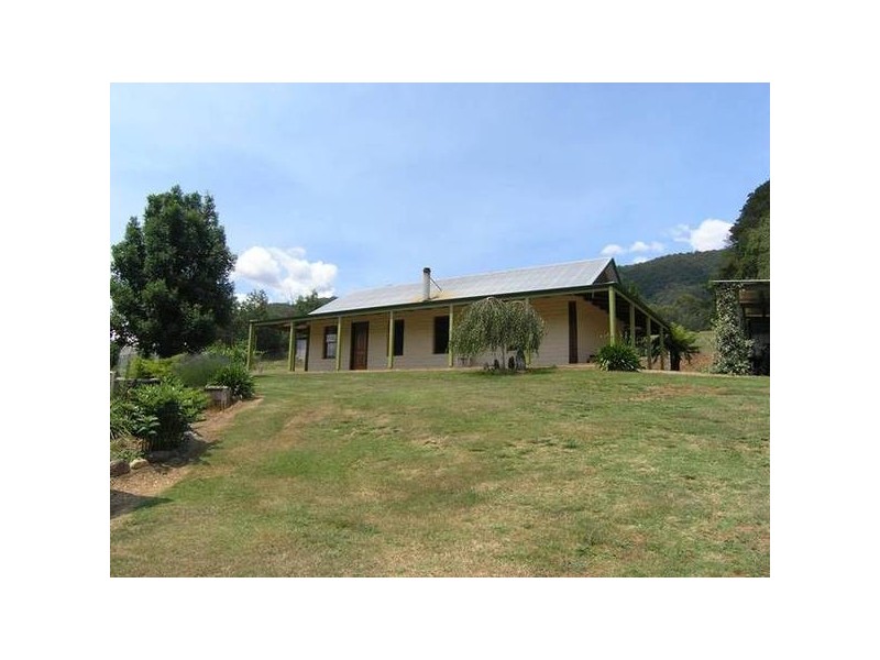 21 School Rd, Wandiligong VIC 3744