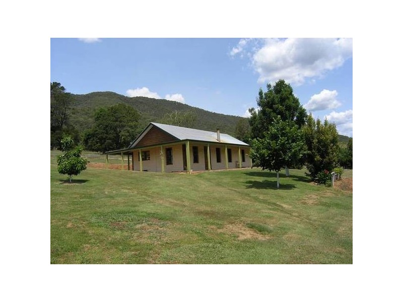 21 School Rd, Wandiligong VIC 3744