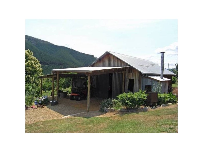 21 School Rd, Wandiligong VIC 3744