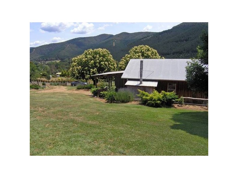 21 School Rd, Wandiligong VIC 3744