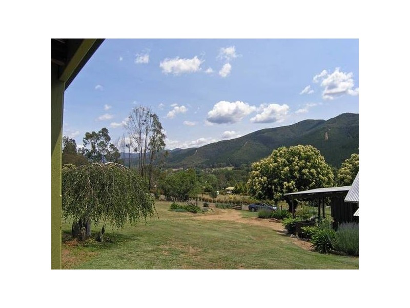 21 School Rd, Wandiligong VIC 3744