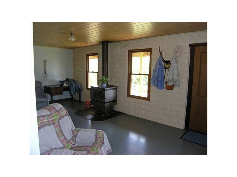 21 School Rd, Wandiligong VIC 3744